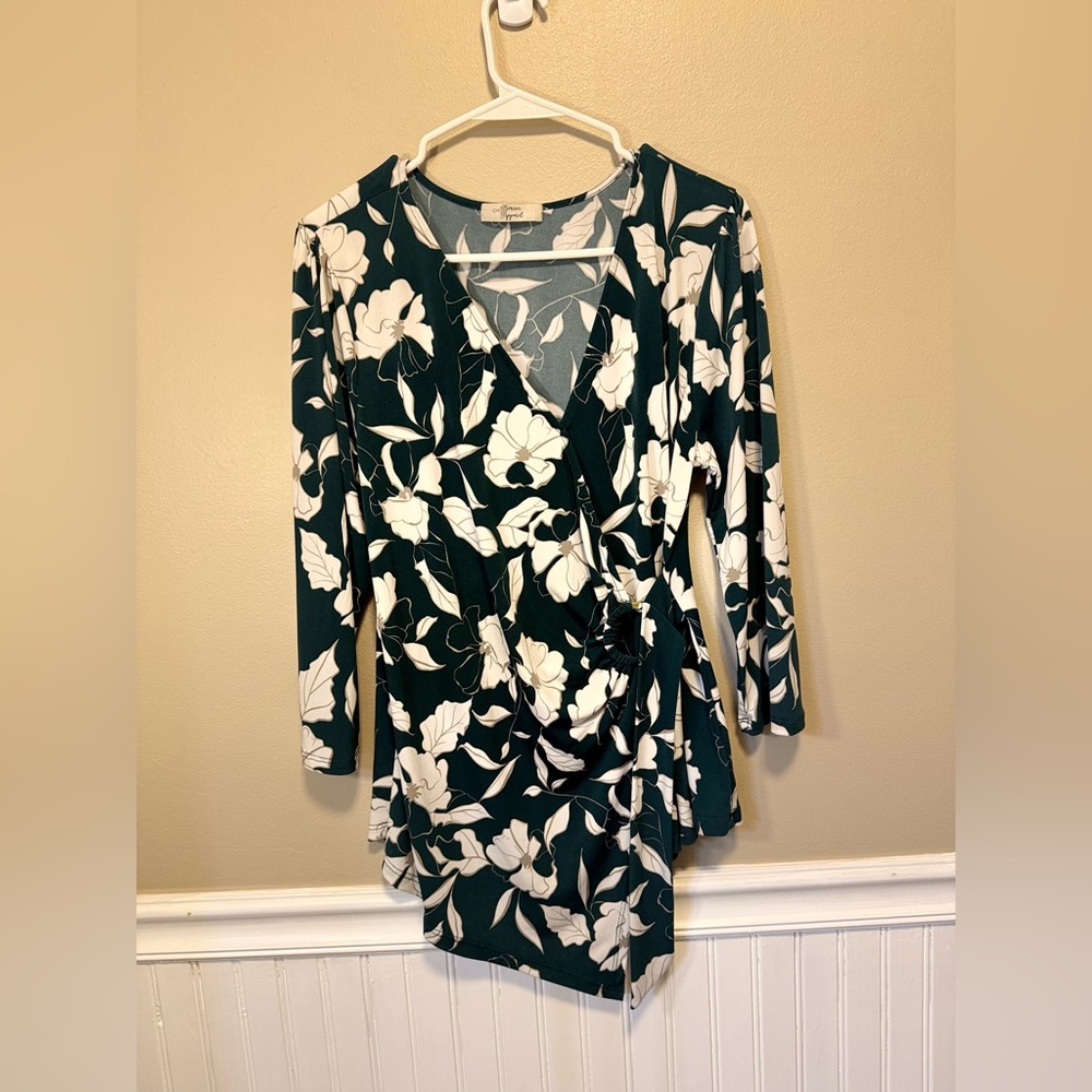 Beacon Apparel Green and White Long Sleeve Wrap Tunic with‎ V-Neck